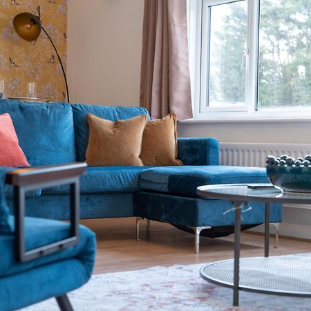 Stylish 4 Bedroom Spacious Retreat With Parking - Sleeps 10 - Families & Contractors Кэнтербари Экстерьер фото