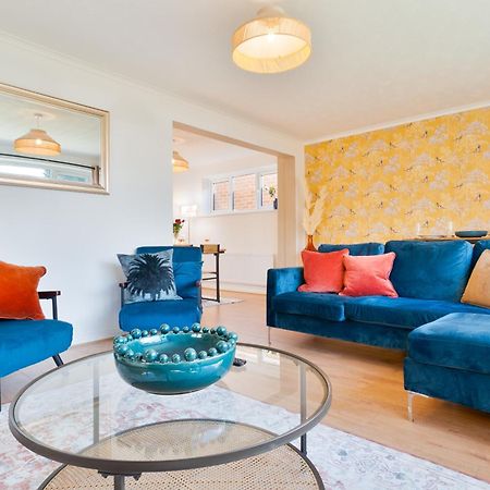 Stylish 4 Bedroom Spacious Retreat With Parking - Sleeps 10 - Families & Contractors Кэнтербари Экстерьер фото