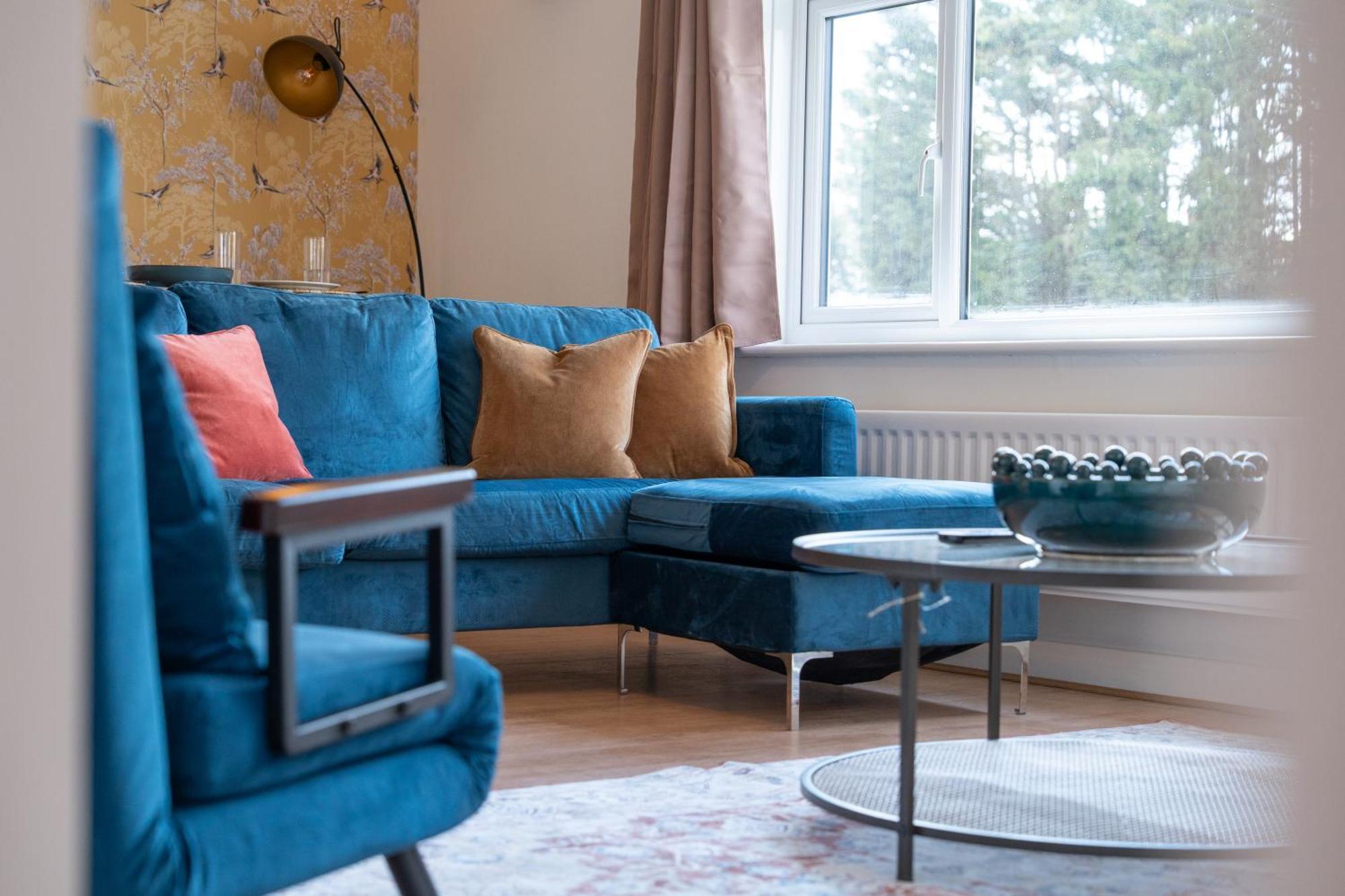 Stylish 4 Bedroom Spacious Retreat With Parking - Sleeps 10 - Families & Contractors Кэнтербари Экстерьер фото