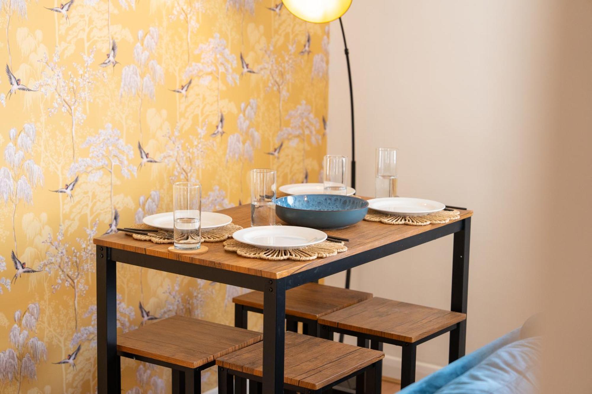 Stylish 4 Bedroom Spacious Retreat With Parking - Sleeps 10 - Families & Contractors Кэнтербари Экстерьер фото