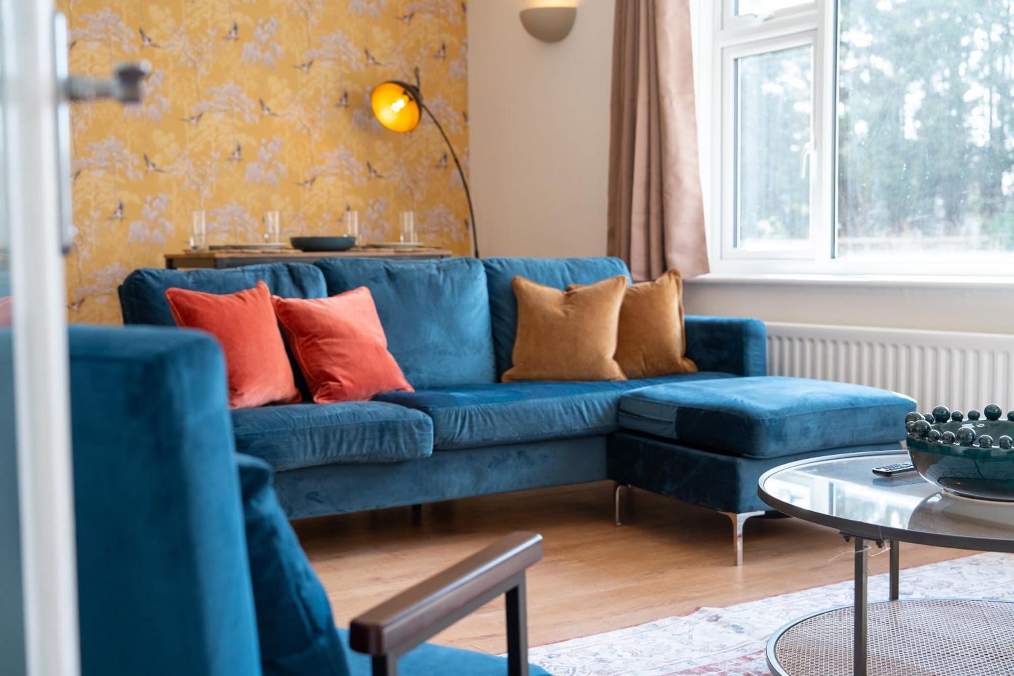 Stylish 4 Bedroom Spacious Retreat With Parking - Sleeps 10 - Families & Contractors Кэнтербари Экстерьер фото