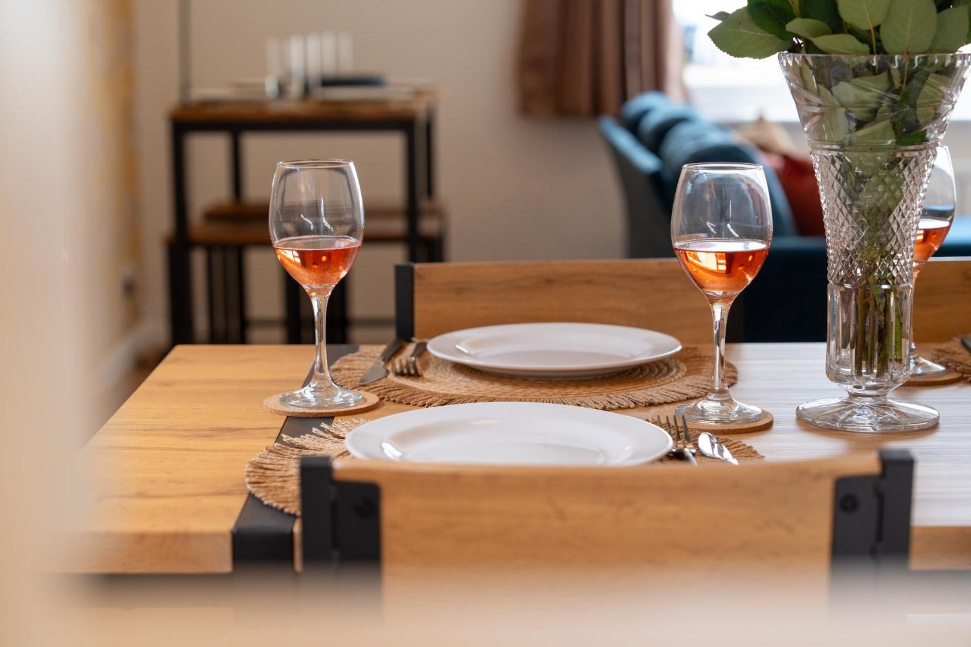 Stylish 4 Bedroom Spacious Retreat With Parking - Sleeps 10 - Families & Contractors Кэнтербари Экстерьер фото
