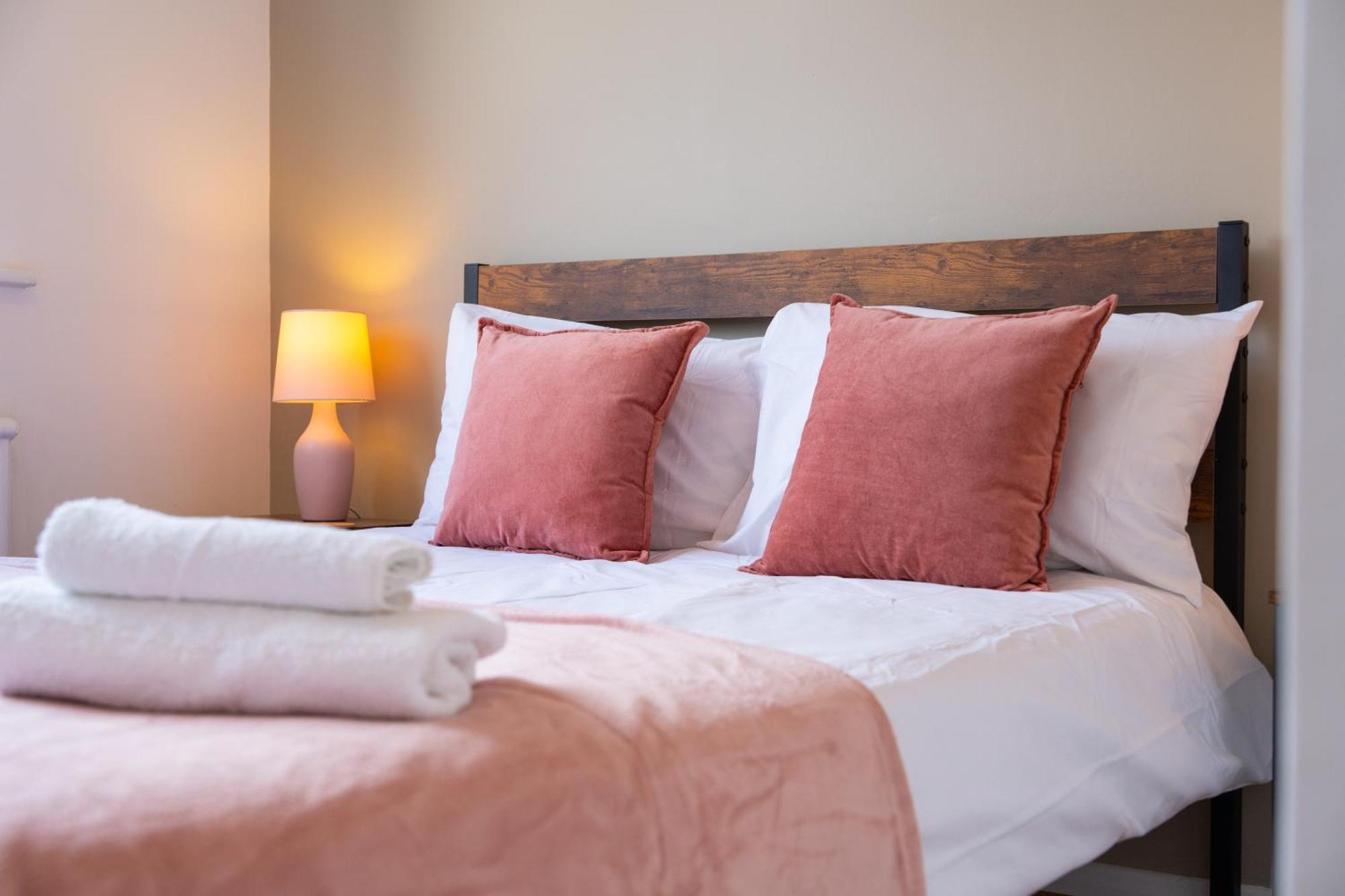 Stylish 4 Bedroom Spacious Retreat With Parking - Sleeps 10 - Families & Contractors Кэнтербари Экстерьер фото