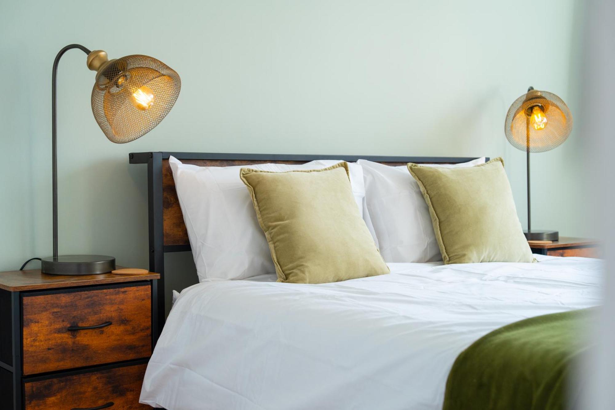 Stylish 4 Bedroom Spacious Retreat With Parking - Sleeps 10 - Families & Contractors Кэнтербари Экстерьер фото