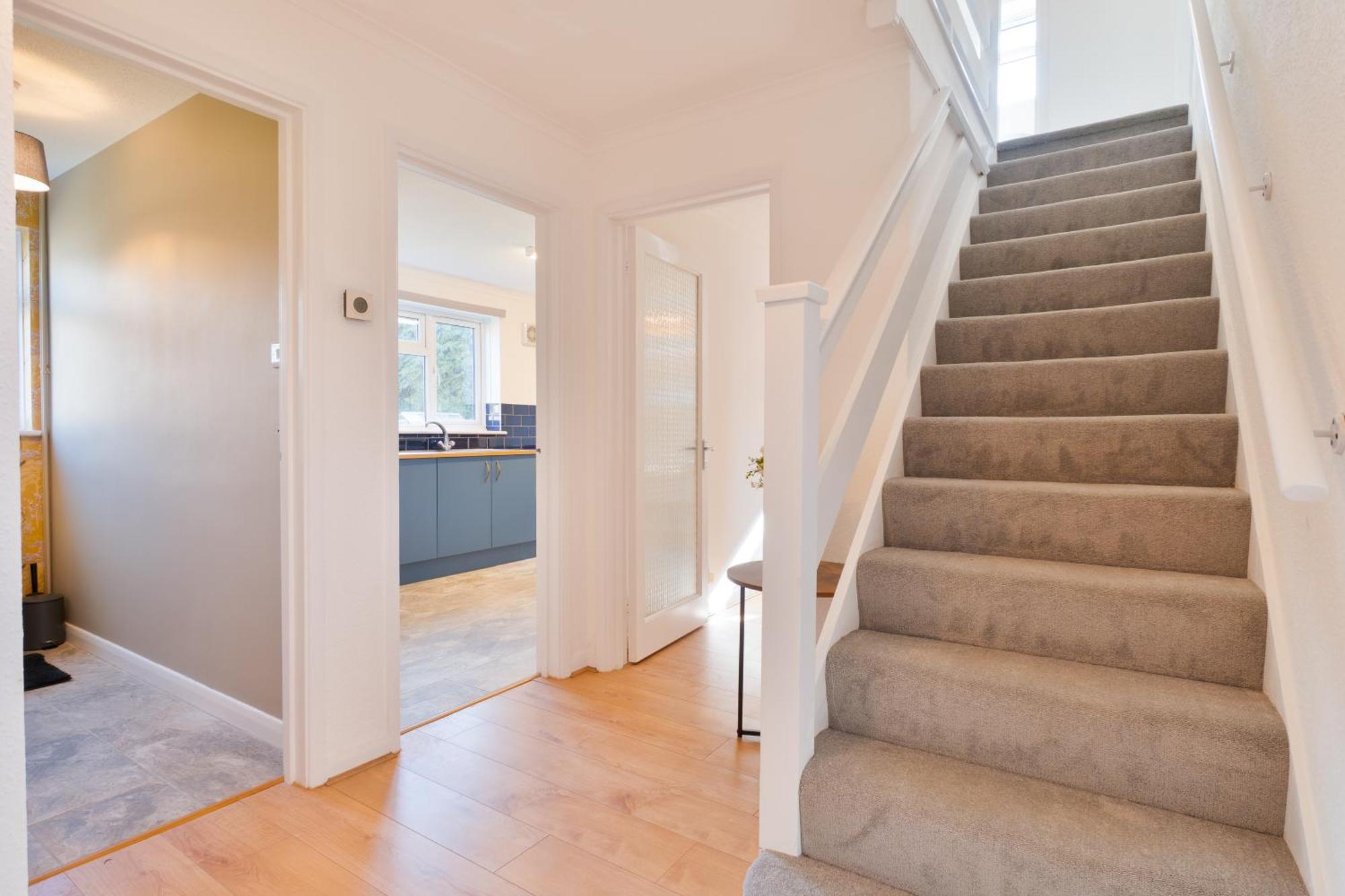 Stylish 4 Bedroom Spacious Retreat With Parking - Sleeps 10 - Families & Contractors Кэнтербари Экстерьер фото