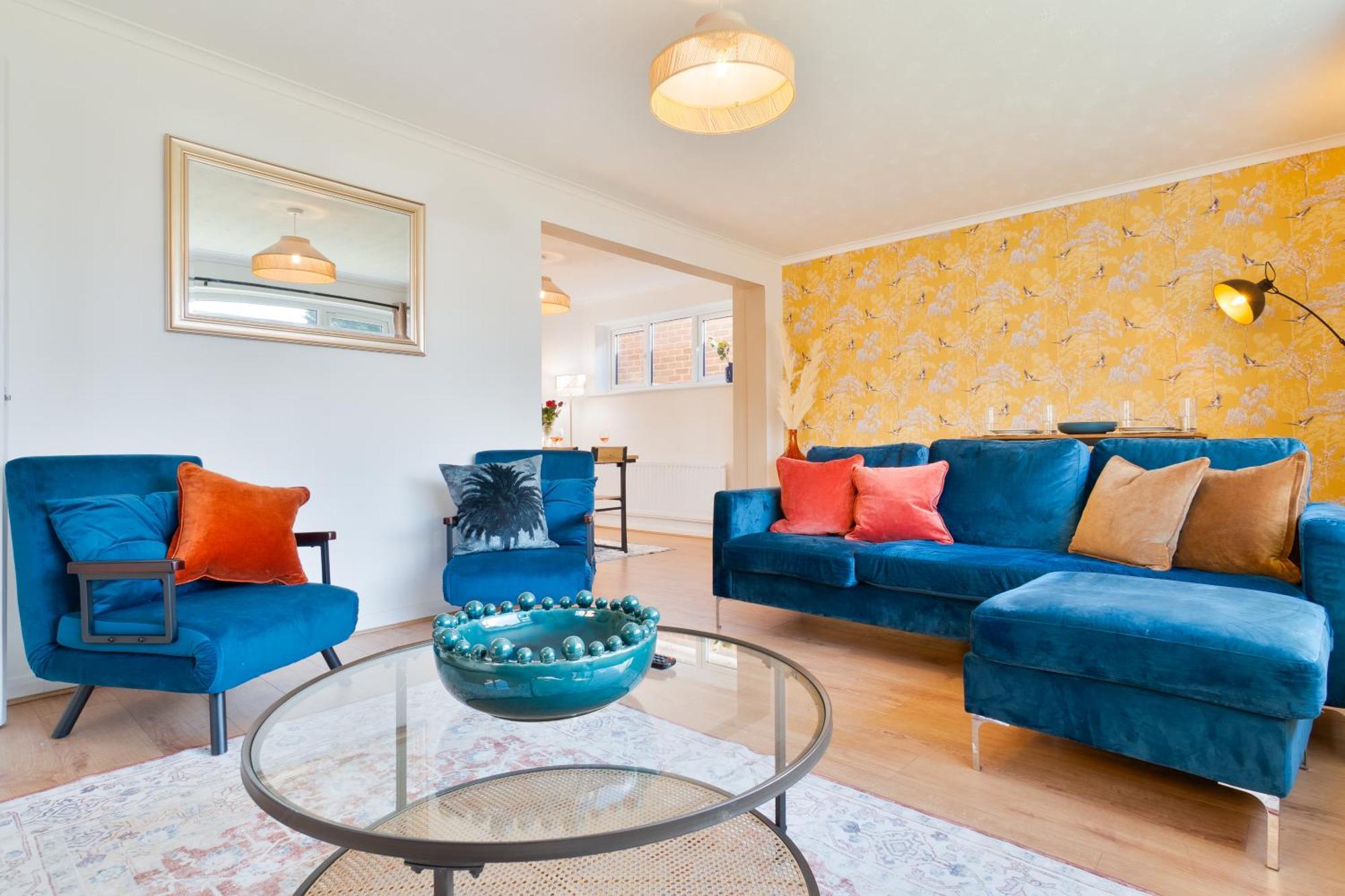 Stylish 4 Bedroom Spacious Retreat With Parking - Sleeps 10 - Families & Contractors Кэнтербари Экстерьер фото