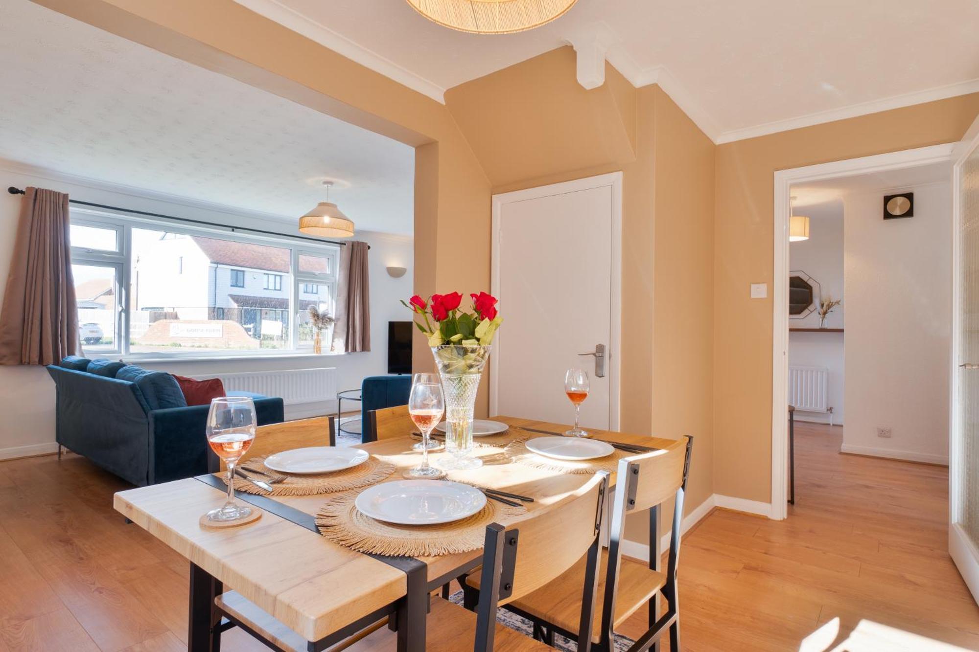 Stylish 4 Bedroom Spacious Retreat With Parking - Sleeps 10 - Families & Contractors Кэнтербари Экстерьер фото