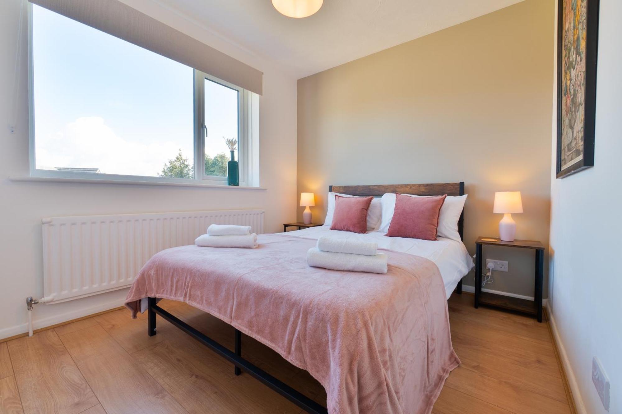 Stylish 4 Bedroom Spacious Retreat With Parking - Sleeps 10 - Families & Contractors Кэнтербари Экстерьер фото