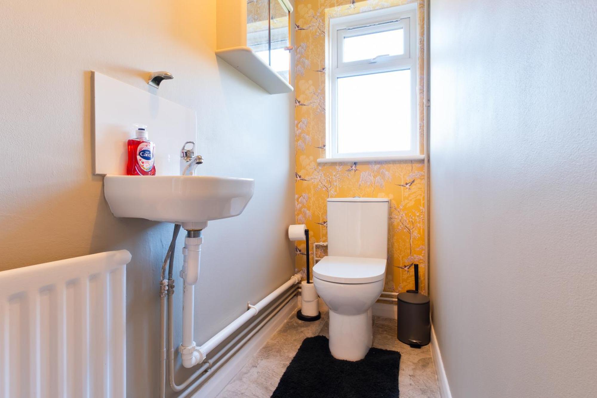 Stylish 4 Bedroom Spacious Retreat With Parking - Sleeps 10 - Families & Contractors Кэнтербари Экстерьер фото