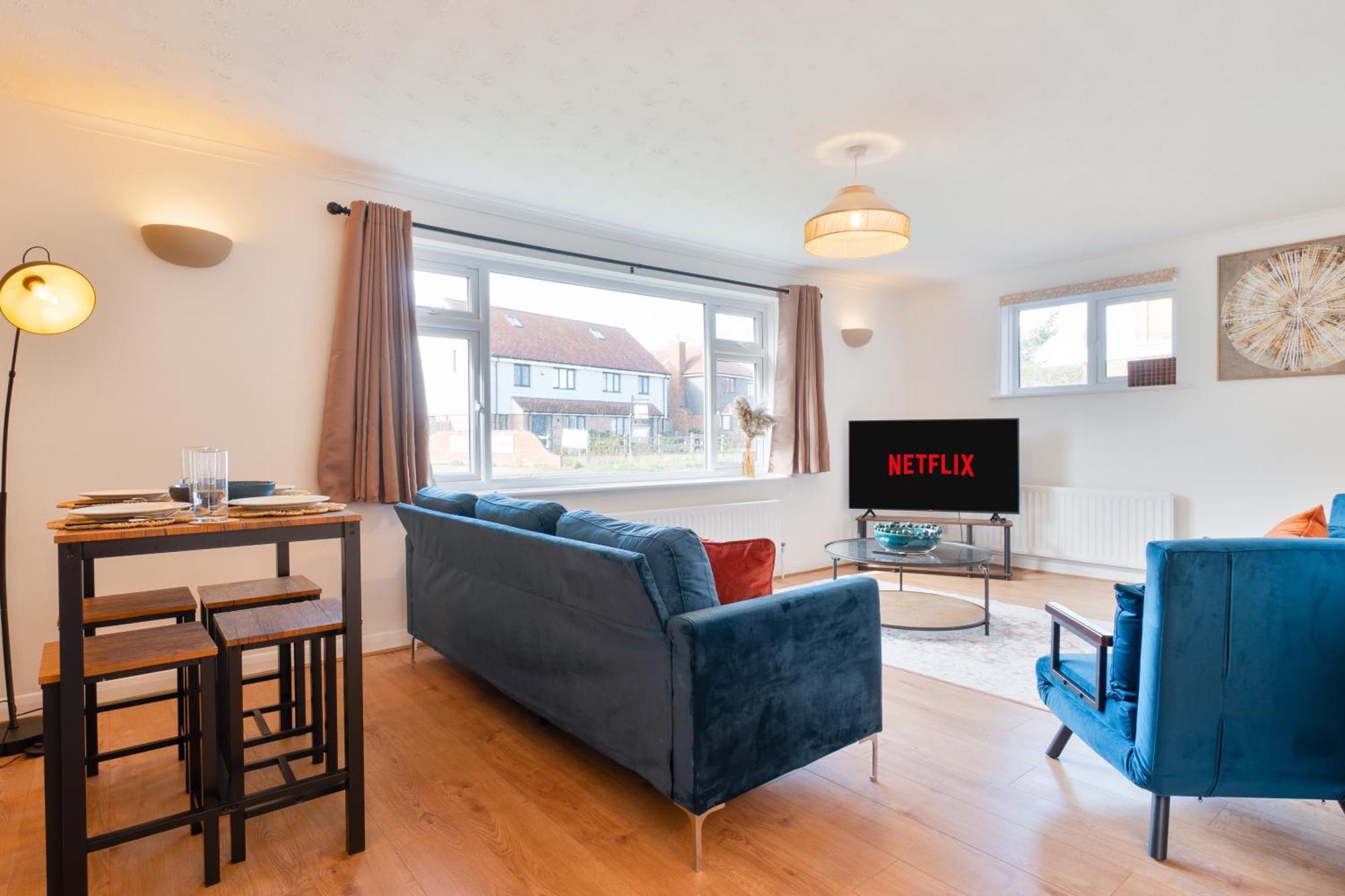 Stylish 4 Bedroom Spacious Retreat With Parking - Sleeps 10 - Families & Contractors Кэнтербари Экстерьер фото