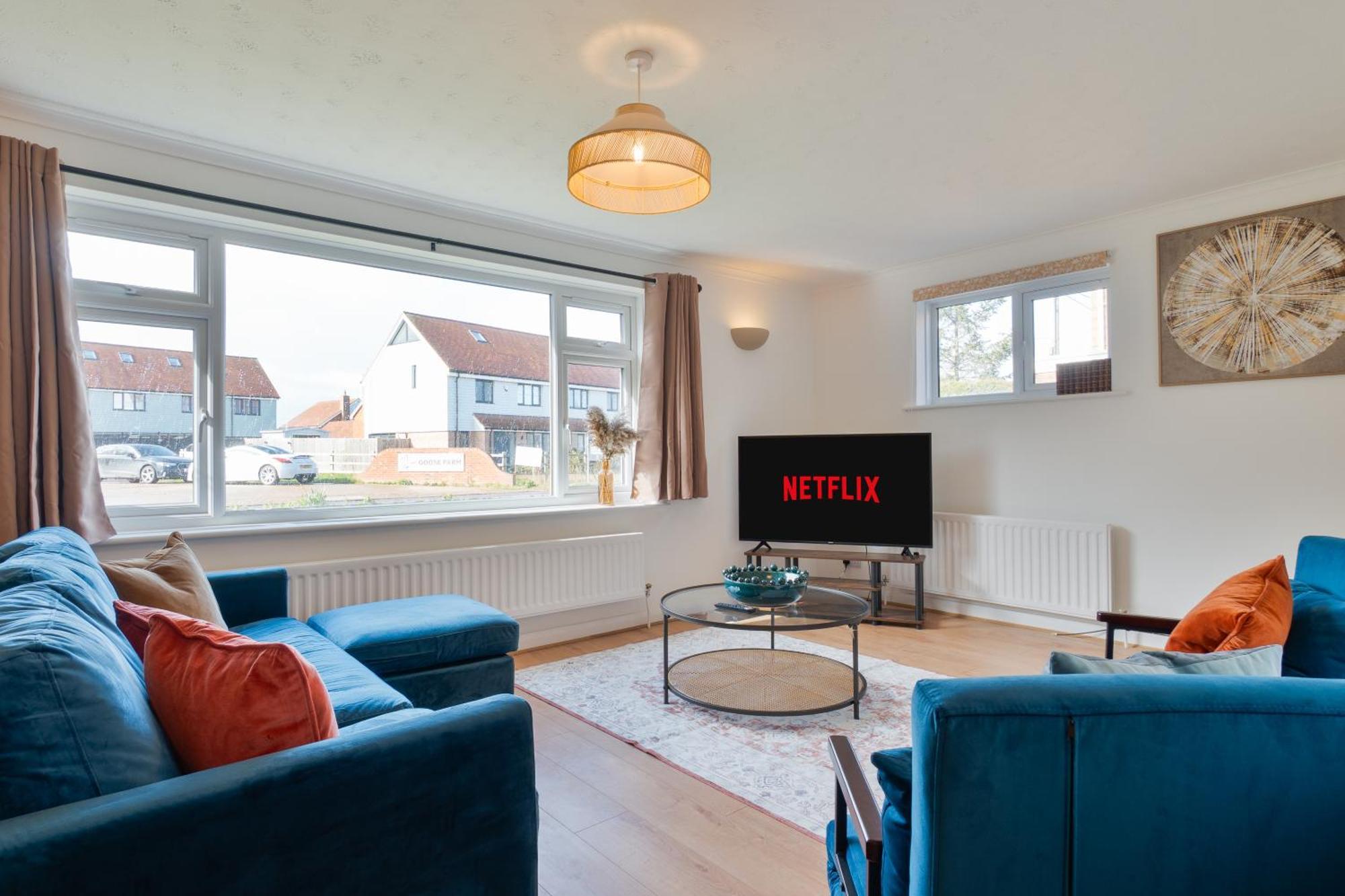 Stylish 4 Bedroom Spacious Retreat With Parking - Sleeps 10 - Families & Contractors Кэнтербари Экстерьер фото