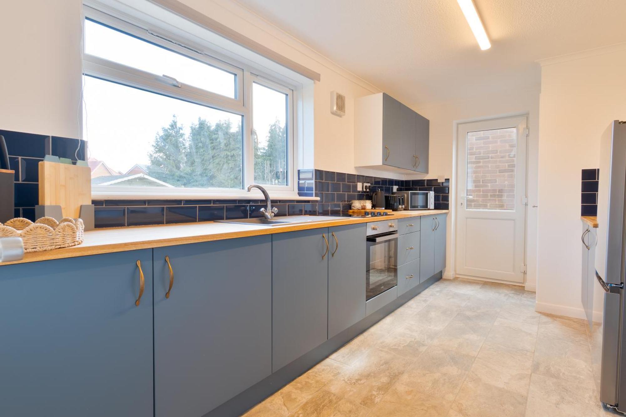 Stylish 4 Bedroom Spacious Retreat With Parking - Sleeps 10 - Families & Contractors Кэнтербари Экстерьер фото