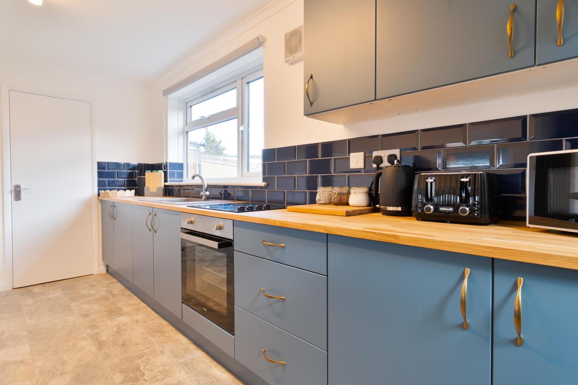 Stylish 4 Bedroom Spacious Retreat With Parking - Sleeps 10 - Families & Contractors Кэнтербари Экстерьер фото