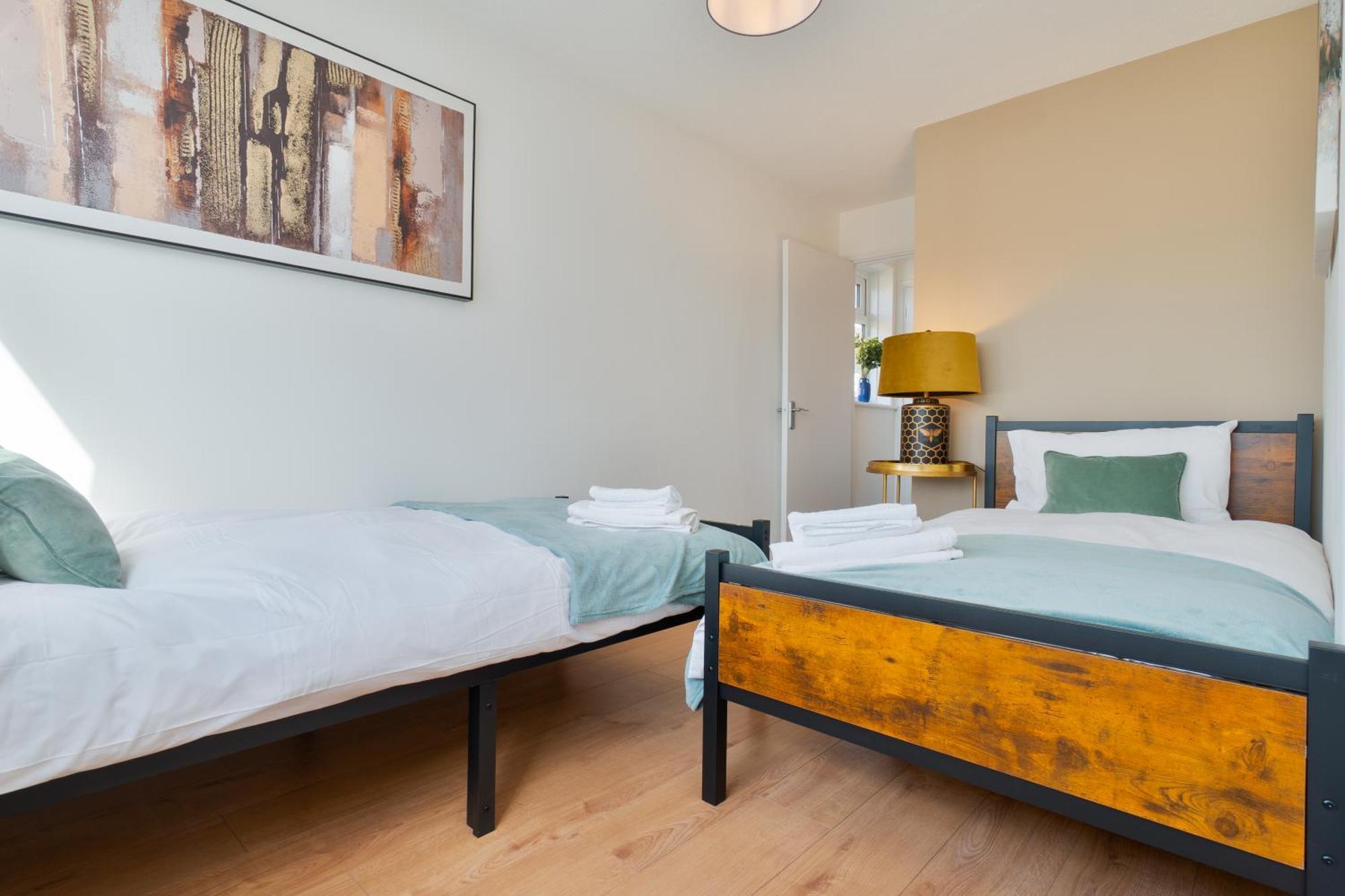 Stylish 4 Bedroom Spacious Retreat With Parking - Sleeps 10 - Families & Contractors Кэнтербари Экстерьер фото