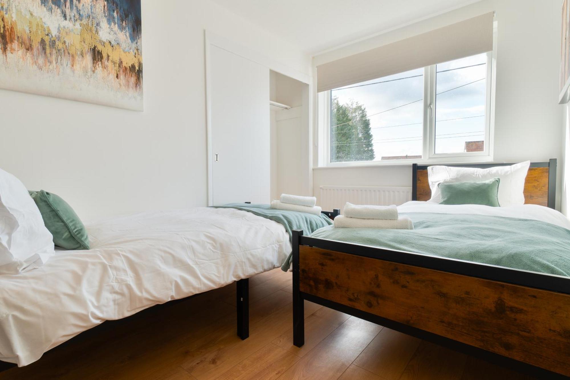 Stylish 4 Bedroom Spacious Retreat With Parking - Sleeps 10 - Families & Contractors Кэнтербари Экстерьер фото