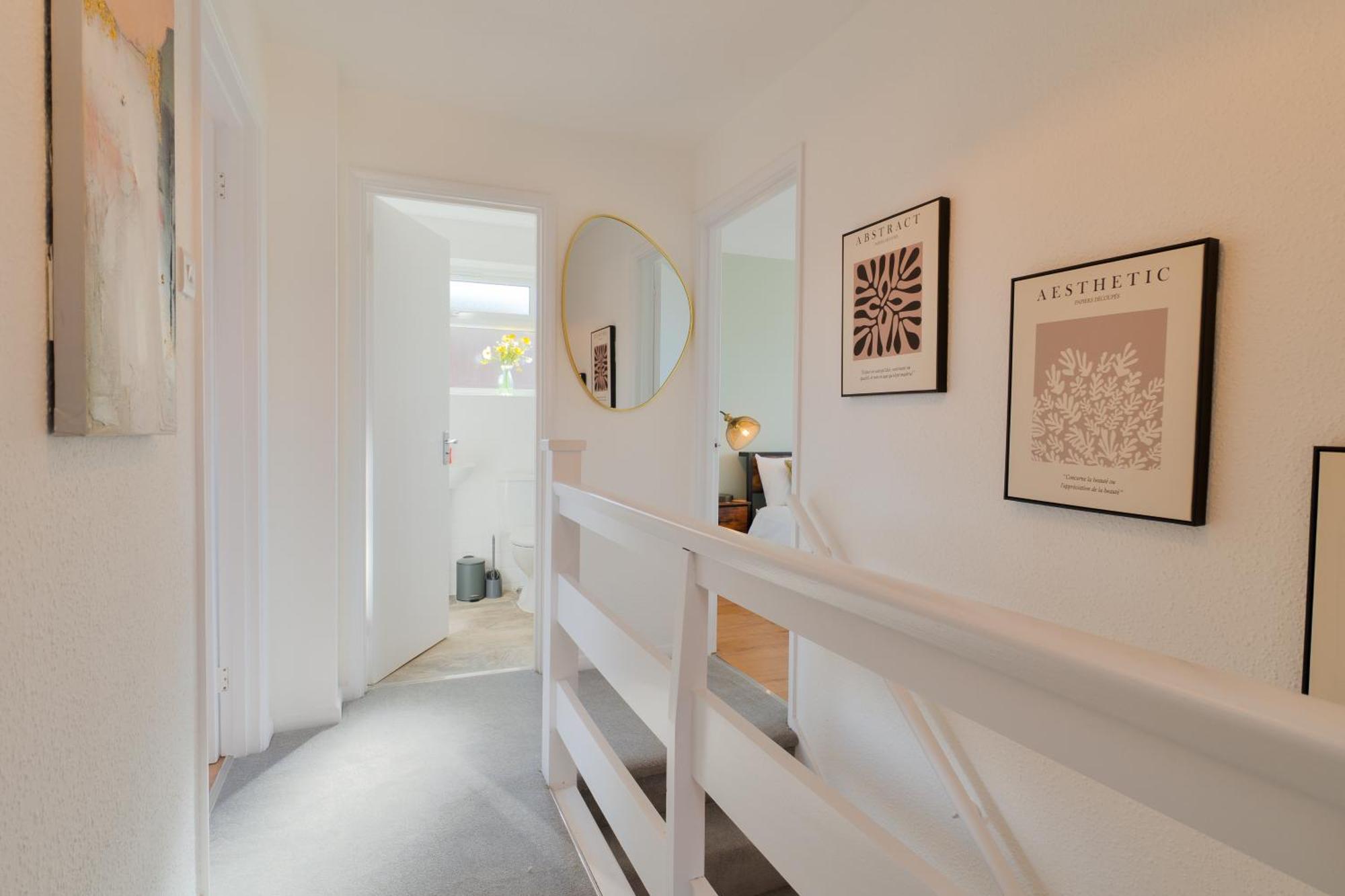 Stylish 4 Bedroom Spacious Retreat With Parking - Sleeps 10 - Families & Contractors Кэнтербари Экстерьер фото