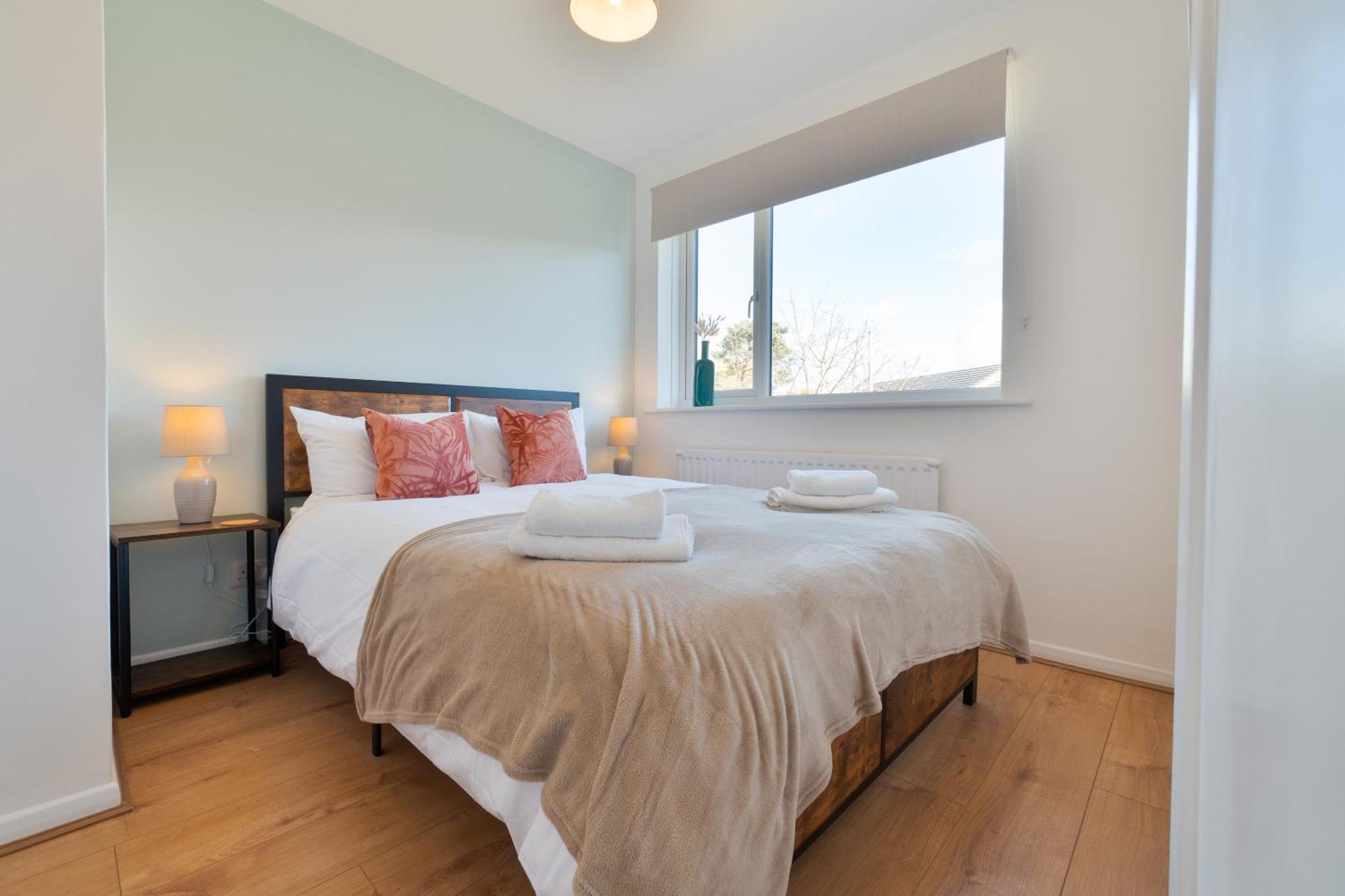 Stylish 4 Bedroom Spacious Retreat With Parking - Sleeps 10 - Families & Contractors Кэнтербари Экстерьер фото