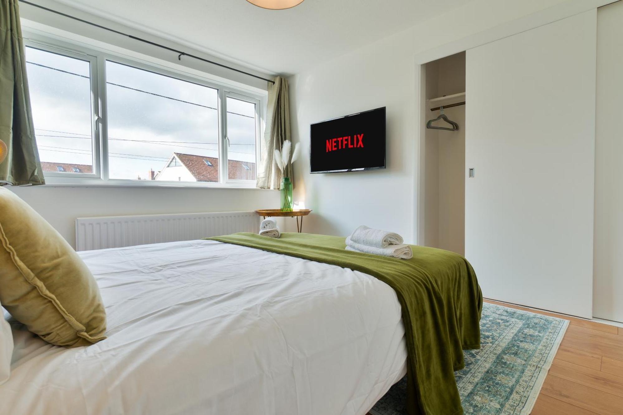 Stylish 4 Bedroom Spacious Retreat With Parking - Sleeps 10 - Families & Contractors Кэнтербари Экстерьер фото