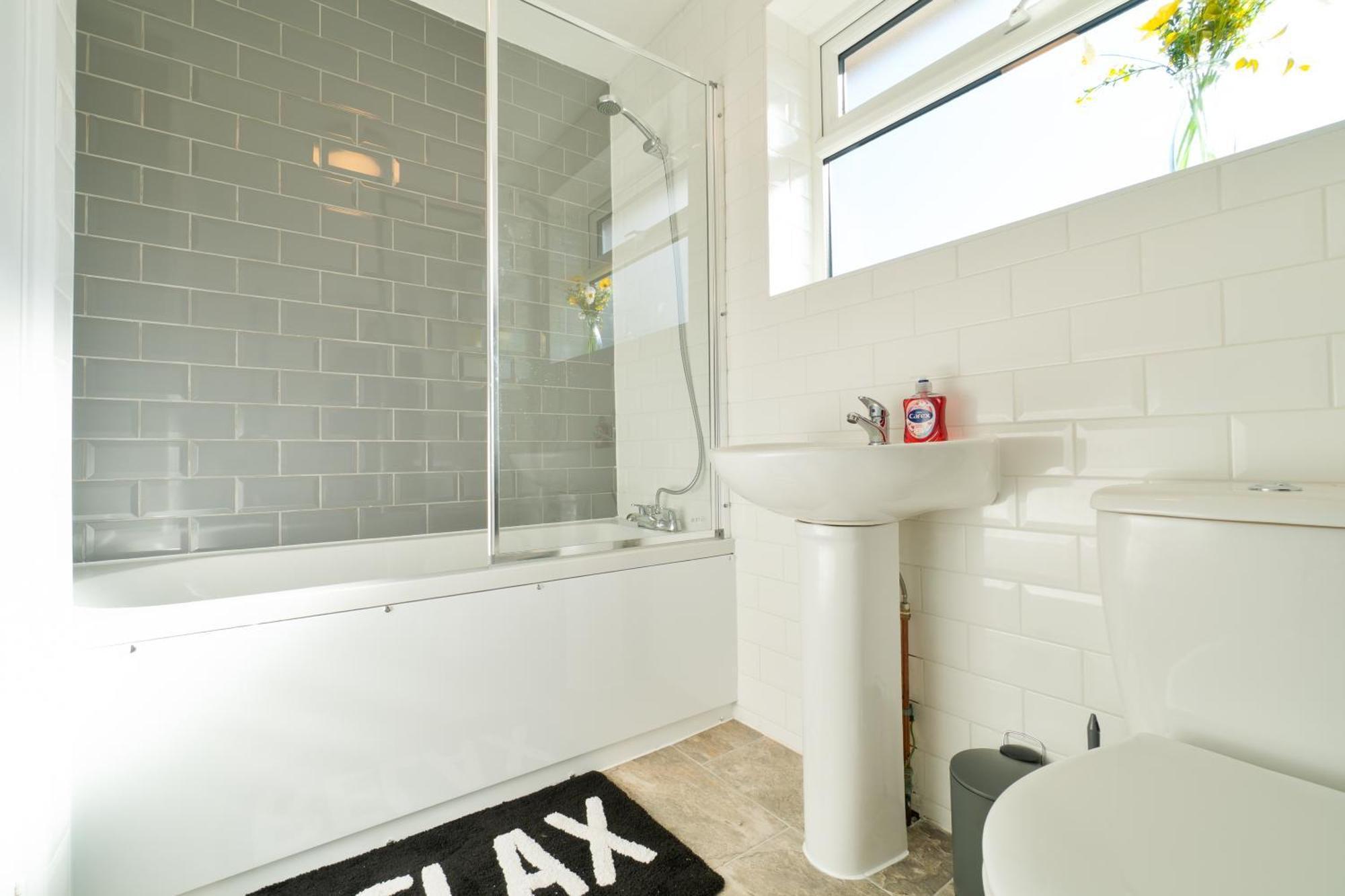Stylish 4 Bedroom Spacious Retreat With Parking - Sleeps 10 - Families & Contractors Кэнтербари Экстерьер фото