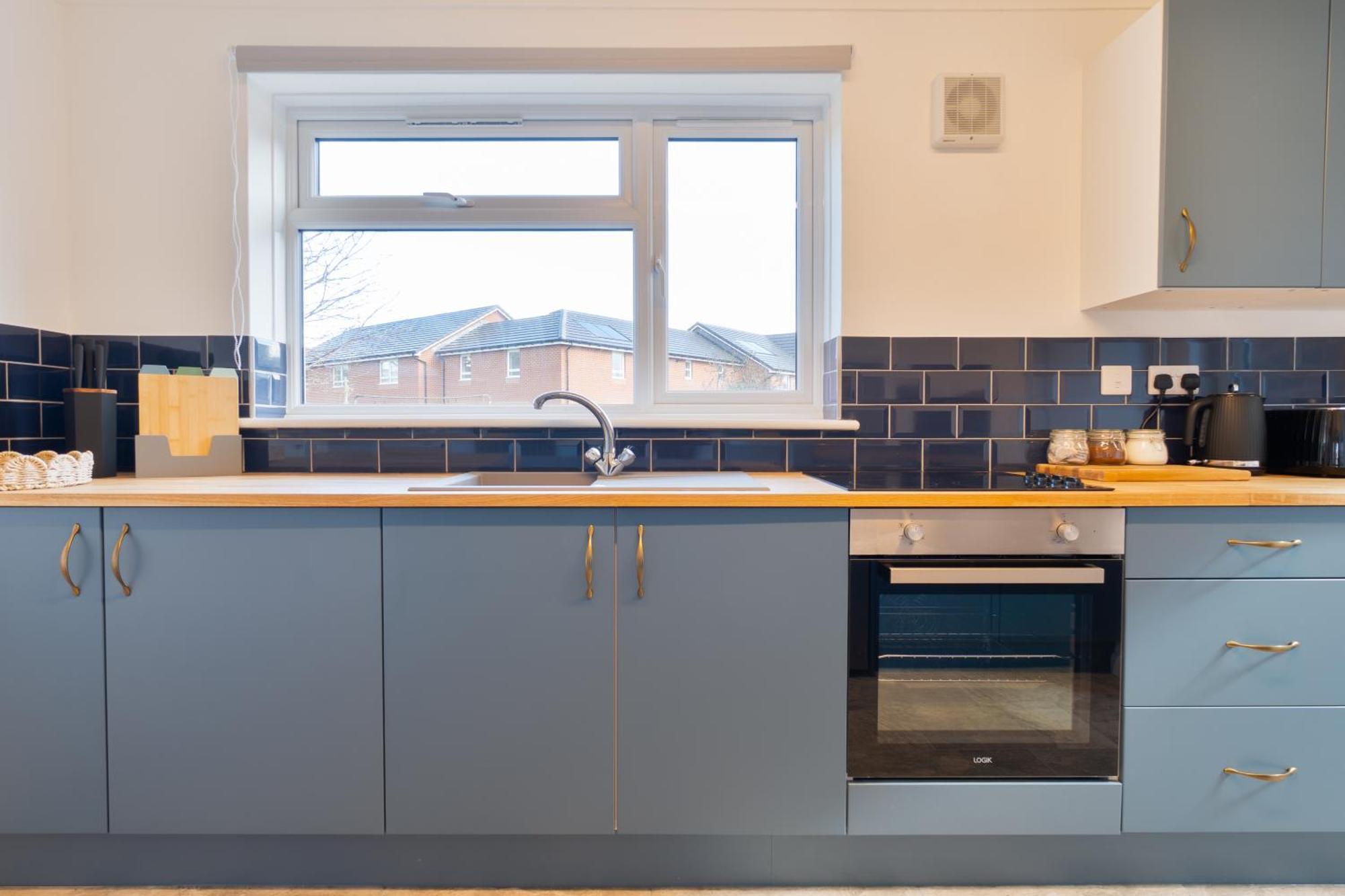 Stylish 4 Bedroom Spacious Retreat With Parking - Sleeps 10 - Families & Contractors Кэнтербари Экстерьер фото