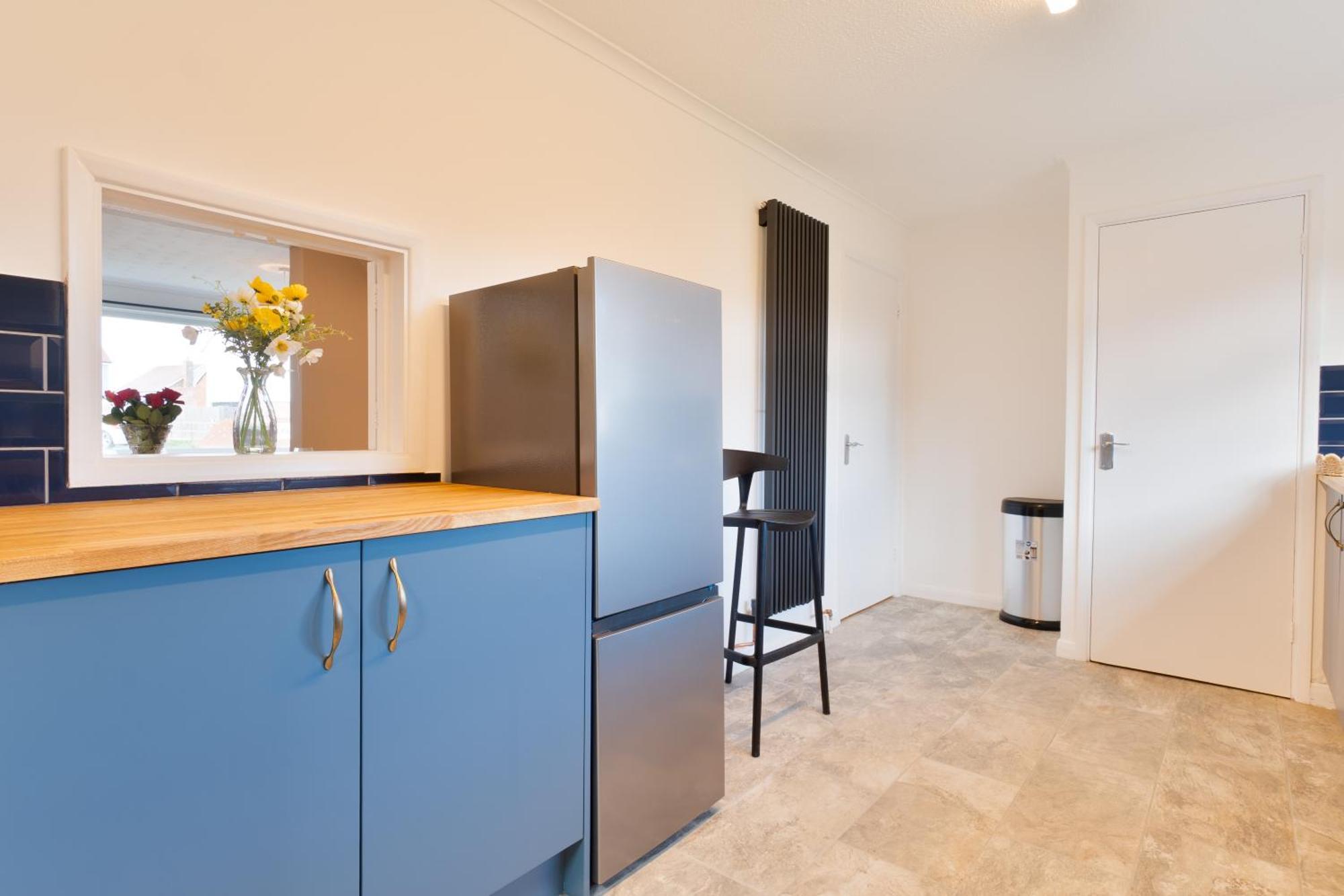 Stylish 4 Bedroom Spacious Retreat With Parking - Sleeps 10 - Families & Contractors Кэнтербари Экстерьер фото